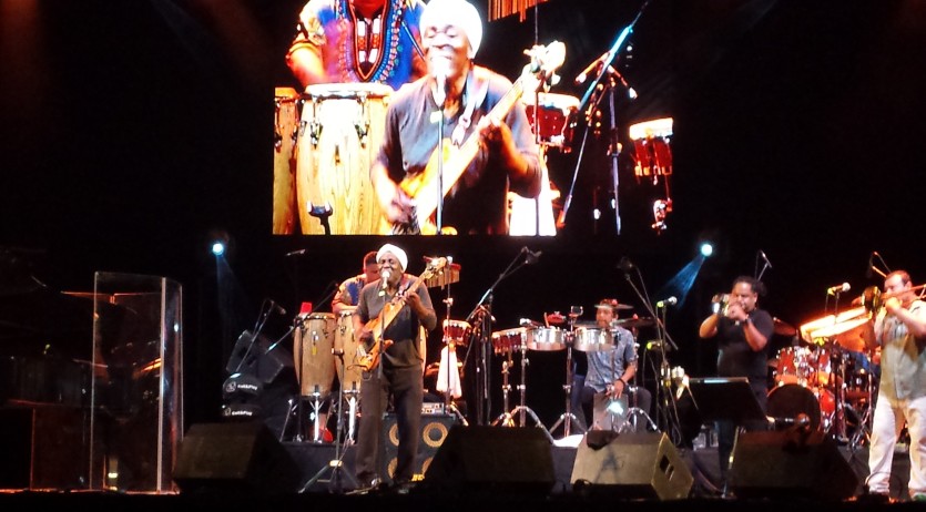 Richard Bona ha presentat a Vilafranca el seu darrer treball amb ritmes cubans