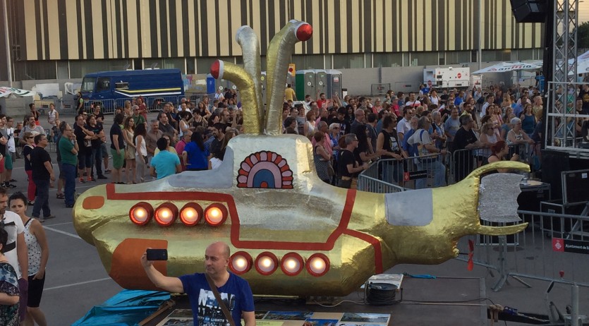 El submarí groc de la carrossa dels Monjos ha participat al Barcelona Beatles Weekend 2016