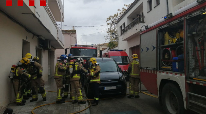 Una persona ha mort en un incendi a Castellví
