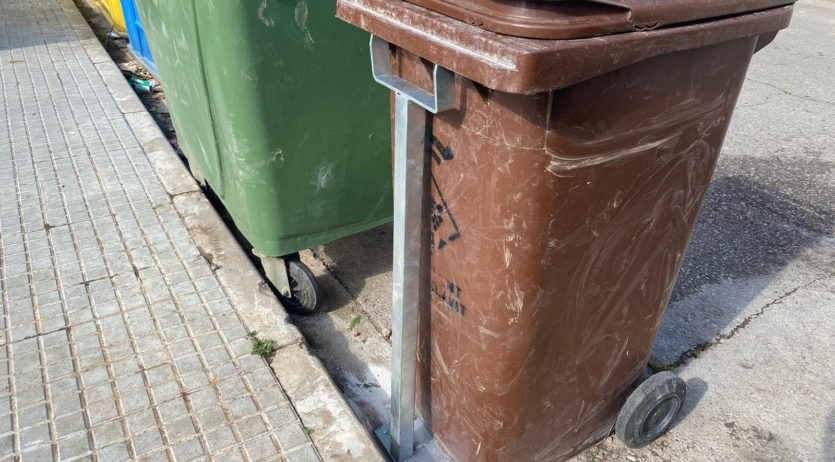 Torrelavit fixa els contenidors d’orgànica perquè els senglars no escampin la brossa