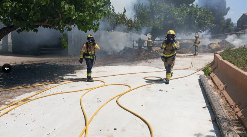 6 dotacions de Bombers apaguen un incendi en un paller a Subirats