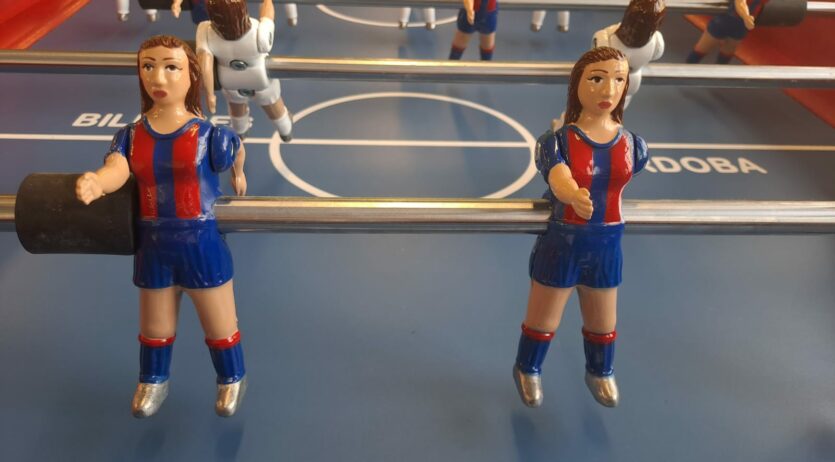 L’Institut Gelida inclorpora tres futbolins amb jugadores femenines