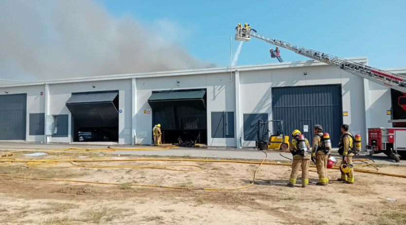 Estabilitzat l’incendi d’una empresa de productes informàtics al carrer de la Múnia